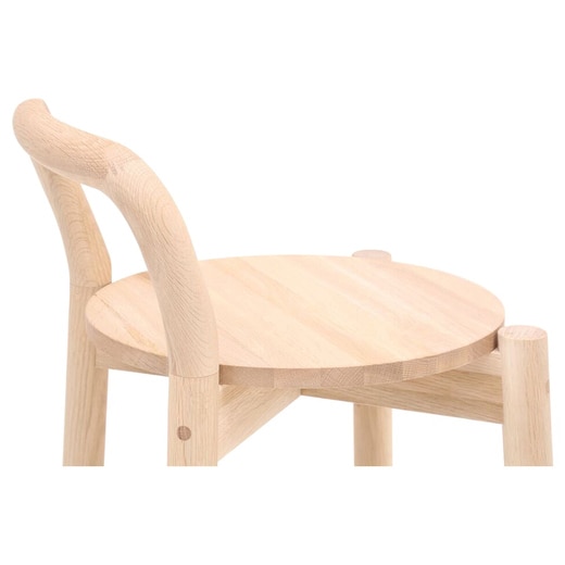 上品な背もたれは支えとしてのみでなく、移動の際のハンドルとしての機能も持ち合わせています。