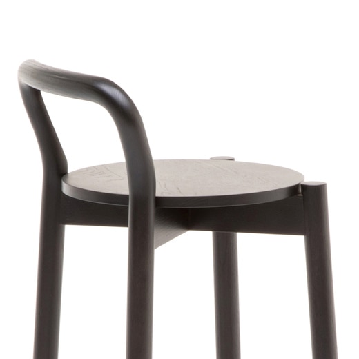 上品な背もたれは支えとしてのみでなく、移動の際のハンドルとしての機能も持ち合わせています。（画像カラー：ブラック）