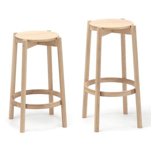 CASTOR BARSTOOLはバックレストの有無、2種類の高さと3色のバリエーションをご用意しております。