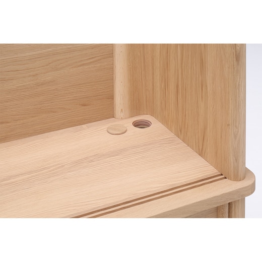 内部の棚には配線用の開口が設けられており、電子機器の収納にも適しています。