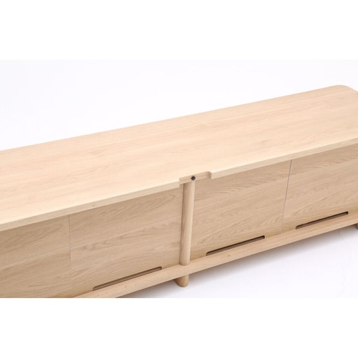 天板には配線を通す切り欠き部を設けました。テレビの固定用の木ネジが付いているので、市販の固定バンドを使ってテレビの転倒を防止できます。