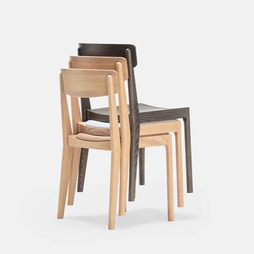 4脚までスタッキングが可能です。