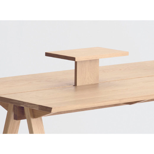 テーブルトップは2つに分かれており、隙間に沿ってアタッチメントトレイを取り付けることができます。トレイは四角型（レクタングルトレイ）が標準で1点付属します。