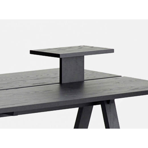 テーブルトップは2つに分かれており、隙間に沿ってアタッチメントトレイを取り付けることができます。トレイは四角型（レクタングルトレイ）が標準で1点付属します。