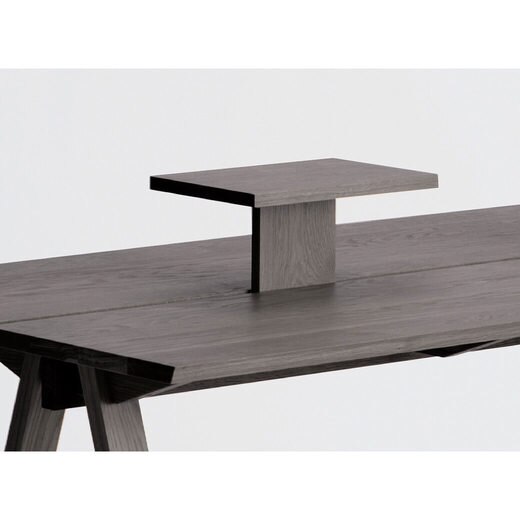 テーブルトップは2つに分かれており、隙間に沿ってアタッチメントトレイを取り付けることができます。トレイは四角型（レクタングルトレイ）が標準で1点付属します。