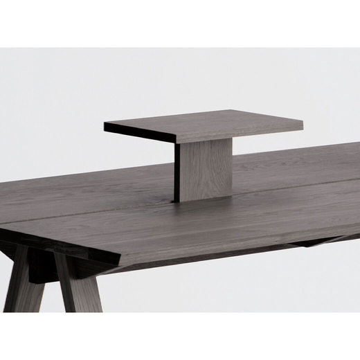 テーブルトップは2つに分かれており、隙間に沿ってアタッチメントトレイを取り付けることができます。トレイは四角型（レクタングルトレイ）が標準で1点付属します。