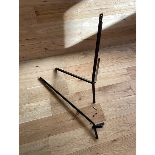 簡単な組み立て式です。組み立てに使用する六角レンチが付属しています。（画像カラー：ダークブラウン）