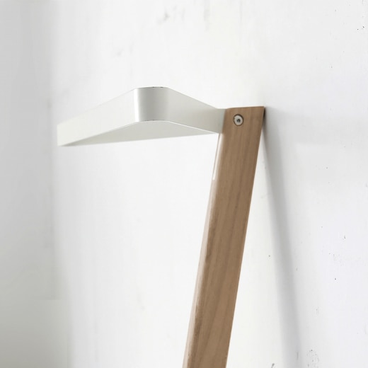 壁に立てかけて設置するコートハンガー（画像カラー：ホワイト）