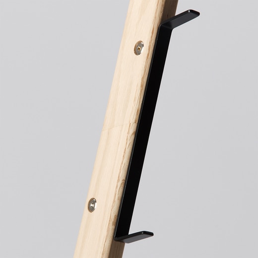 バッグの収納に便利なフック（画像カラー：ブラック）