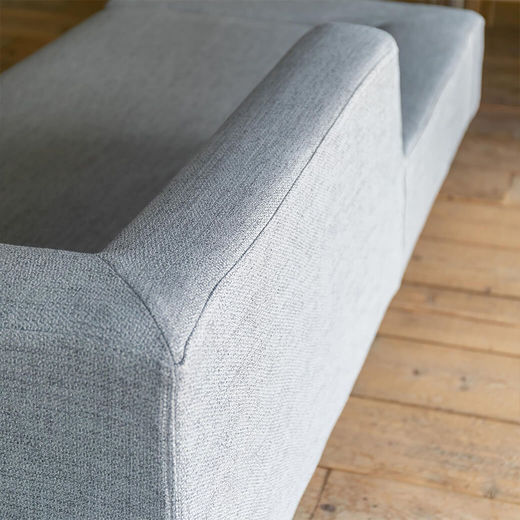 後ろから見てもシンプルでキレイな形状で、背面が見えるレイアウトにもおすすめです。（画像：ライトグレー）