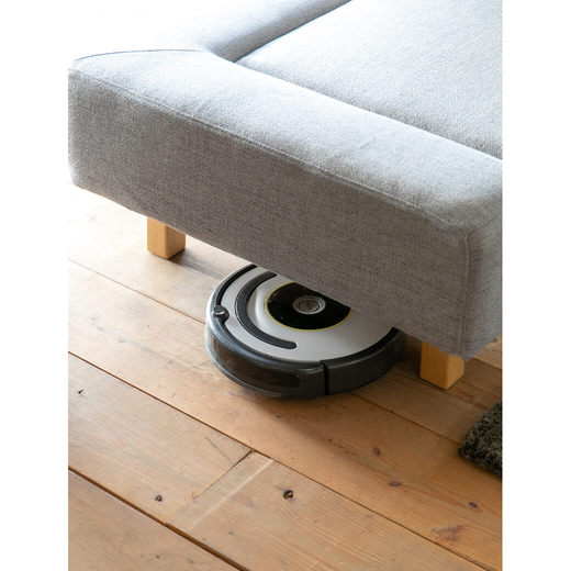 ソファ下のサイズは約10cm。薄型のお掃除ロボットが通れる仕様です。※お掃除ロボットによっては入らない場合がございますのでサイズをご確認ください。（画像：ライトグレー）