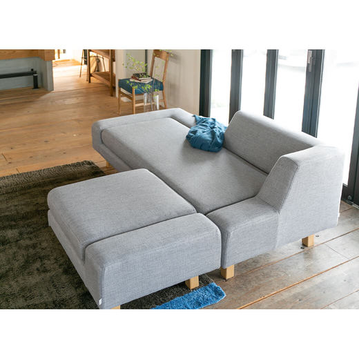 同シリーズでオットマンもご用意。オットマンを組み合わせることであらゆる座り方が可能です。（画像：ライトグレー）