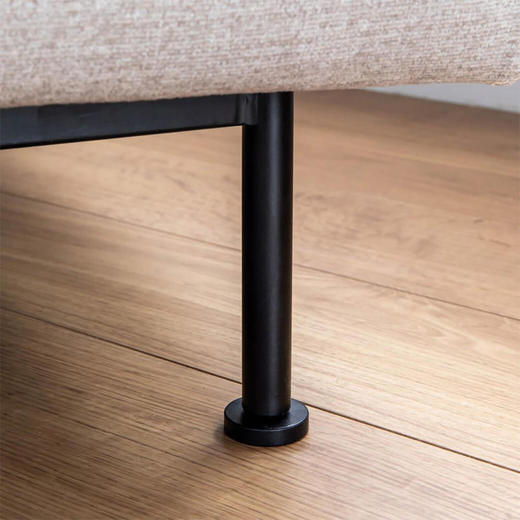 脚フレームはスリムで強度のあるスチール製で、軽やかな印象に仕上げました。