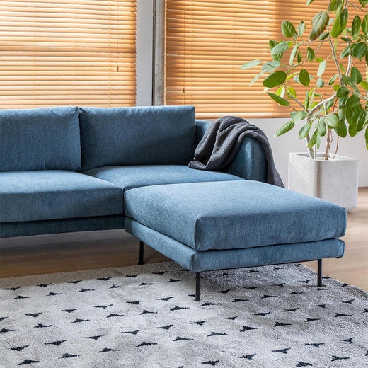 同シリーズでオットマンもご用意。カウチソファのように脚を伸ばしてご使用いただけます。（画像：ブルー）