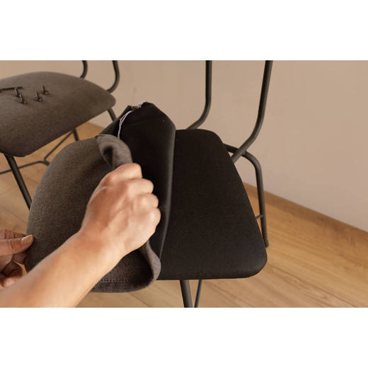 座面張地はカバーリング仕様です。