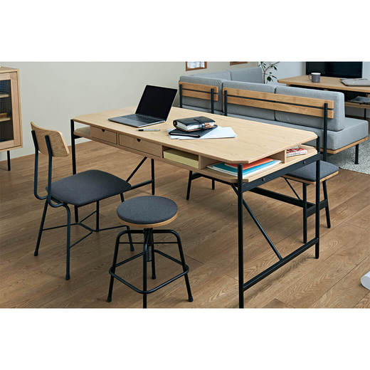 ダイニングシーンからワークシーンまで幅広くご使用いただけます。（画像：グラムチェア、グラム スツールLow）