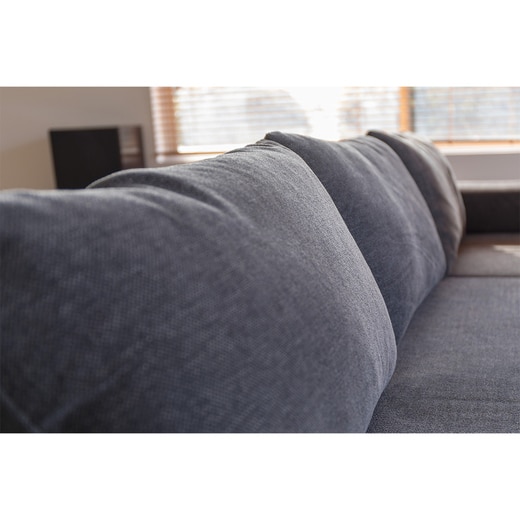 背クッションはシルバーグースのフェザー（水鳥の羽根）とシリコンフィル（耐久性のある綿）を使用し、体を優しく包み込んでくれます。（カラー：ブラック）