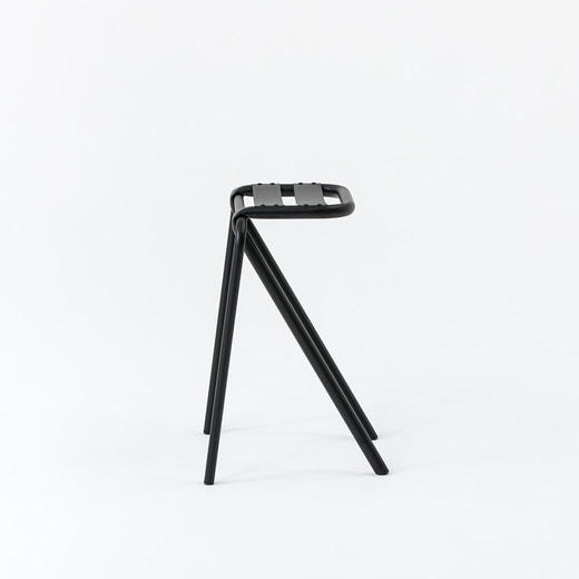 BENT LOW STOOL ブラック(FU25459)｜インテリア・家具の通販