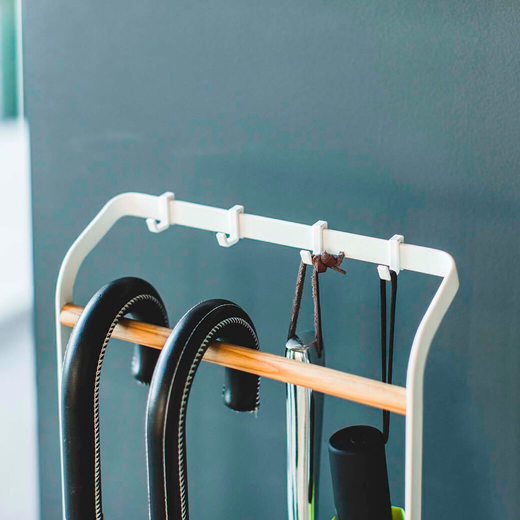 付属のフックを使えば折り畳み傘や靴べらなどの小物を引っ掛けて収納できます。