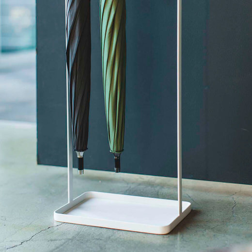 受け皿は大きく、傘との間にも空間があるのでお手入れが簡単です。