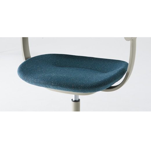 底突き感のすくない座面形状。3次元形状が座る人を正しい位置へ誘導(画像：キャスタータイプ）