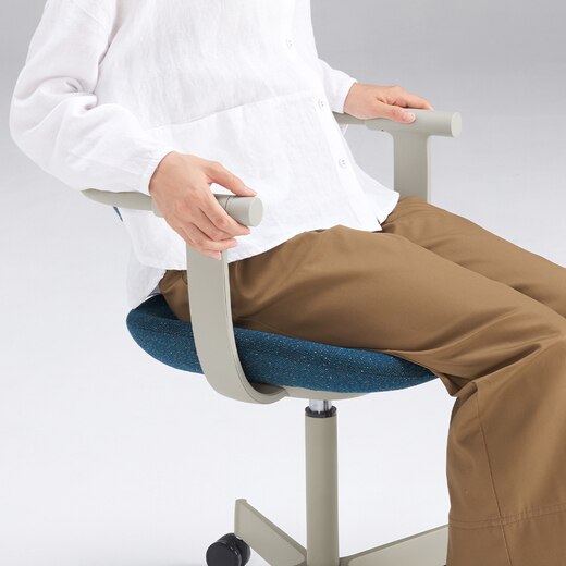 右肘先端のダイヤルを回転させると座面の高さ調整が可能。(イメージ画像）