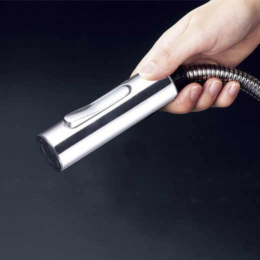 シャワーヘッドを引出して使用できます。