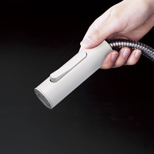 シャワーヘッドを引出して使用できます。