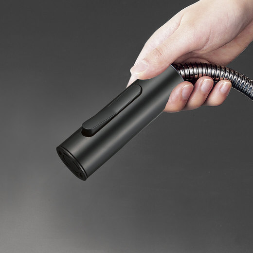 シャワーヘッドを引出して使用できます。