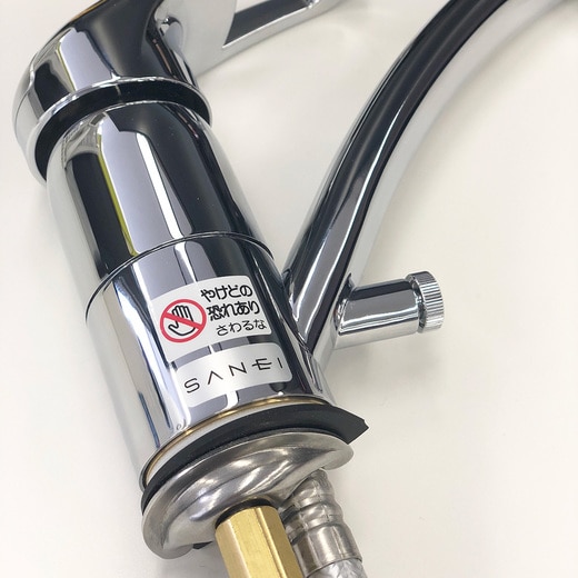 寒冷地仕様には、スパウトの根元に水抜きプラグが付いています。