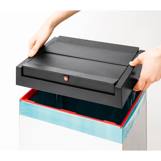 フレームを装着しゴミ袋の端がはみ出すのを防ぎます