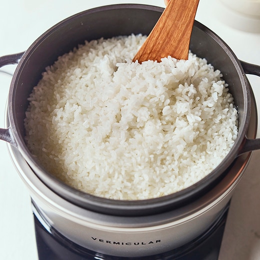 かまどのような加熱で炊き立てのごはんを