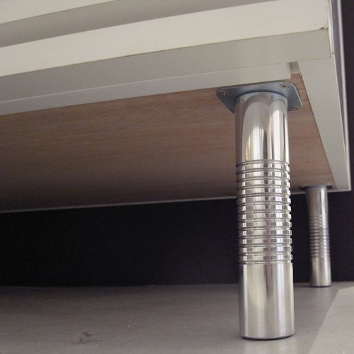 脚はアルミの削り出し加工