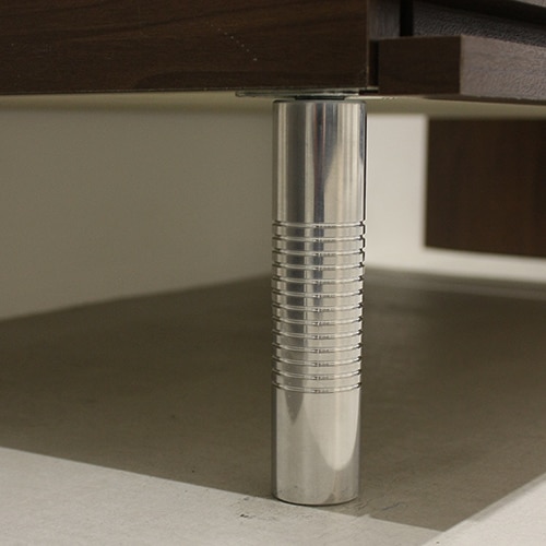 脚はアルミの削り出し加工