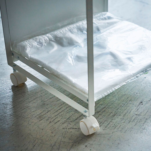 袋を引きずらないように下に支えがあります。ゴミ袋のストック置き場としても使えます。