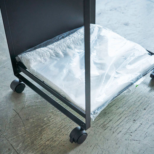 袋を引きずらないように下に支えがあります。ゴミ袋のストック置き場としても使えます。