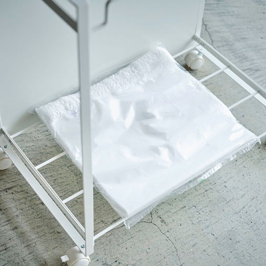 袋を引きずらないように下に支えがあります。ゴミ袋のストック置き場としても使えます。