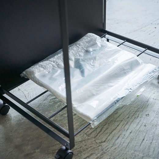 袋を引きずらないように下に支えがあります。ゴミ袋のストック置き場としても使えます。