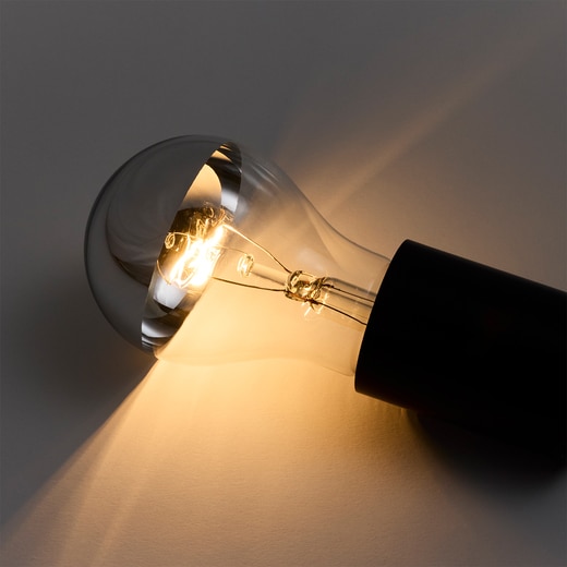 灯りを点けた際の幻想的な光と影が美しい、ミラー電球が付属しています。