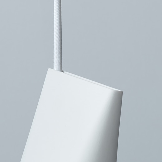 コードがシェードに固定されていないので、シェード上部のスリットの中で電球を左右に動かせます。