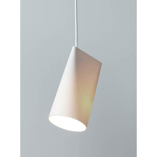 シェードは素焼きのセラミック。ほんのり電球の光が透けて、安らぎの空間を演出します。（画像はナローを使用）