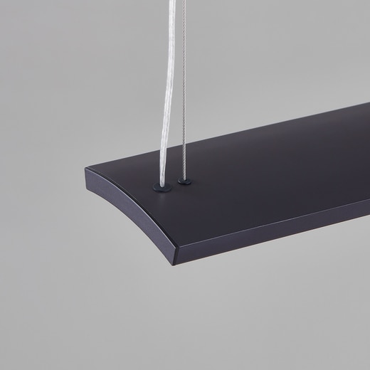 本体に馴染むブッシングは、長穴になっており、器具の傾きを水平に調整できます。