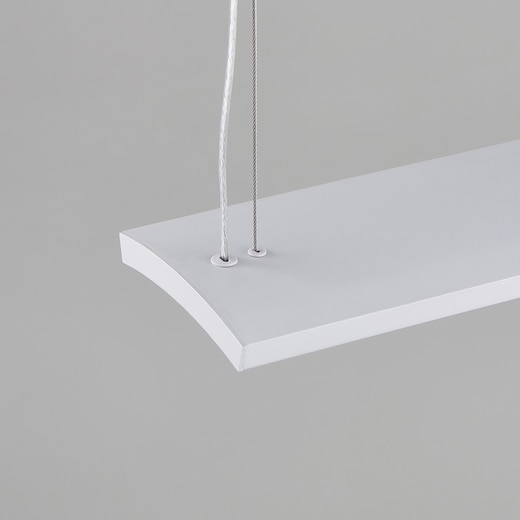 本体に馴染むブッシングは、長穴になっており、器具の傾きを水平に調整できます。※実際の商品と色味が異なる場合がございます。