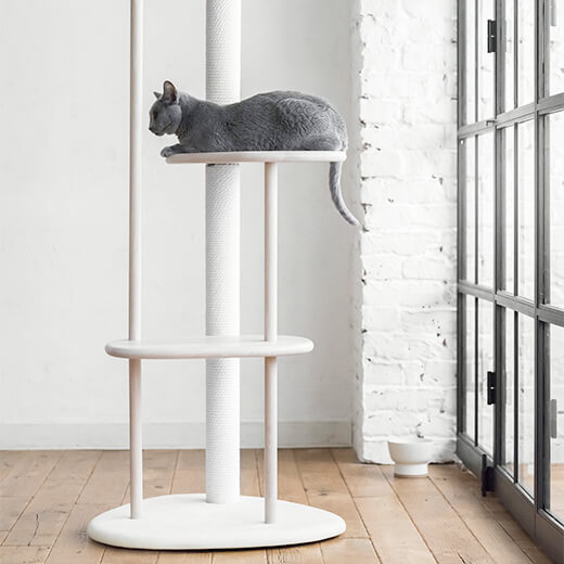 ステップを楕円形状にすることで、猫が安心して上下運動を行えます。（画像カラー：ホワイト＆シアーホワイト）
