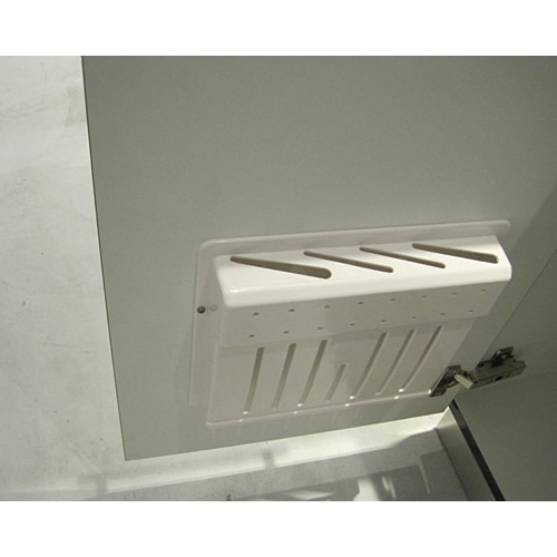 扉には包丁差しが付いています