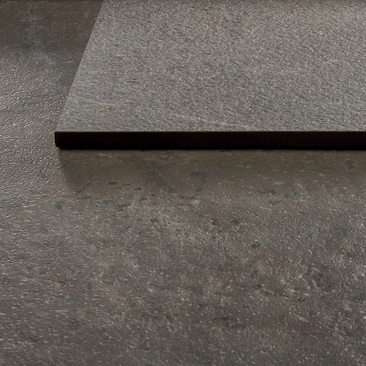 表面仕上げは2タイプ。（画像カラー：ダーク。奥：ラフ仕上げ、手前：通常仕上げ）