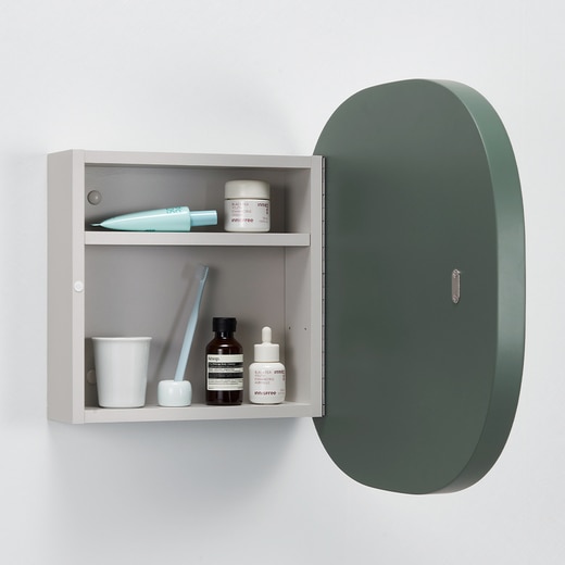 棚板は2段階で高さを変えられるので、収納物に合わせて使いやすく調整できます。