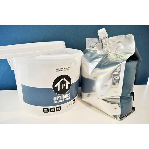 ケースの中にパウチが入っています（写真はルノワールブルー）