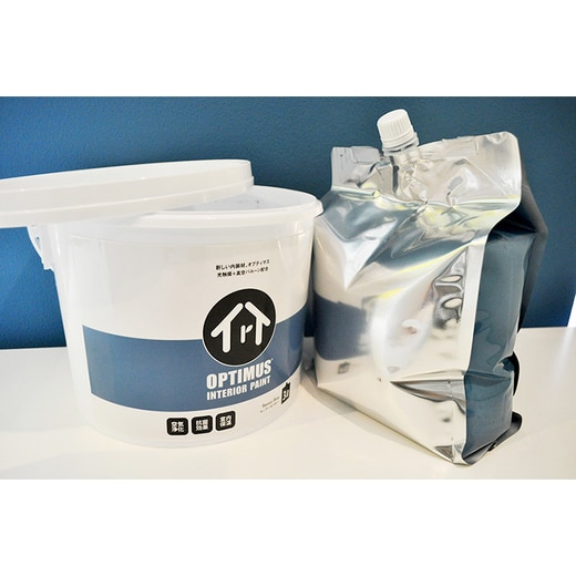 ケースの中にパウチが入っています（写真はルノワールブルー）