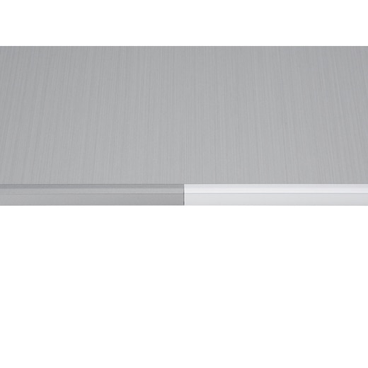 アルミジョイナー特注色（左）はパネルとほぼ同色なので目立ちません。